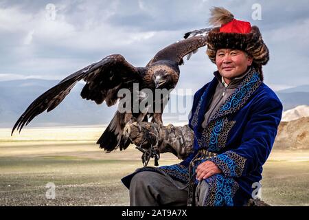 Eagle Hunter with his golden eagle in Bayan Olgii, West Mongolia. Stock Photo