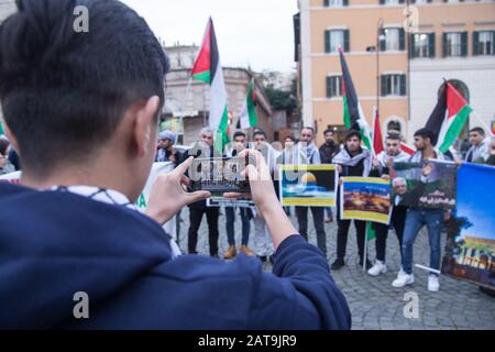 Roma, Italy. 31st Jan, 2020. Sit-in in Piazza Barberini and in front of the United States Embassy in Rome in defense of the rights of the Palestinian people (Photo by Matteo Nardone/Pacific Press) Credit: Pacific Press Agency/Alamy Live News Stock Photo