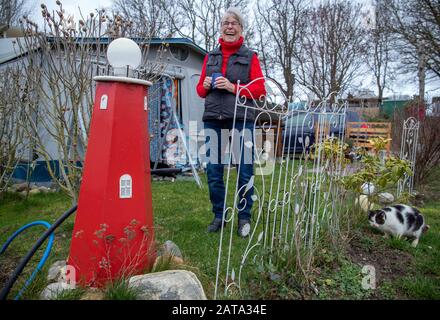 Rerik, Germany. 31st Jan, 2020. Karin Rohland is standing in front of her caravan and awning at the camping park. Alone 26 of the 87 campsites on the Baltic Sea and lakes organised in the state association are also open in Mecklenburg-Western Pomerania in winter. In recent years, the north-east has significantly expanded the range of offers for holidaymakers in the winter months. Between November 2019 and February 2020, around 4.9 million overnight stays were registered, a third more than in the winter of 2009/2010. Credit: Jens Büttner/dpa-Zentralbild/dpa/Alamy Live News Stock Photo