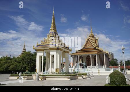 Statue of HM King Norodom in front of Silver Pagoda near  Royal Palace of Cambodia complex Stock Photo