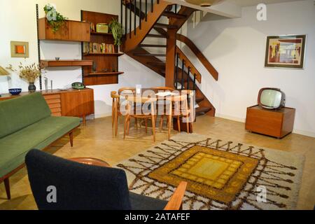 1950s / 1960s period living room at the Geffrye Museum, London, UK in 2015. In 2020 it rebranded as the Museum of the Home. Stock Photo