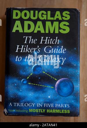 Douglas Adams - The Hitchhiker's Guide to The Galaxy - Book cover ...