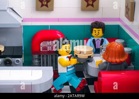 Tambov, Federazione russa - 22 gennaio 2020 minisfigure Lego rock n roll  con chitarra in rosa 1950s-style convertibile in strada. Studio Foto stock  - Alamy