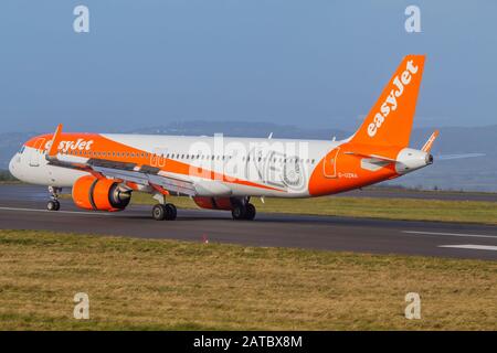 Easyjet Airbus A321 NEO G-UZMA taxxing to the end of runway 27 at Bristol International Airport having just landed Stock Photo