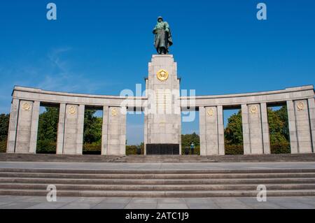 Berlin Soviet War Memorial in Tiergarten commemorating soldiers killed in the Battle of Berlin. Sowjetisches Ehrenmal im Tiergarten. Stock Photo