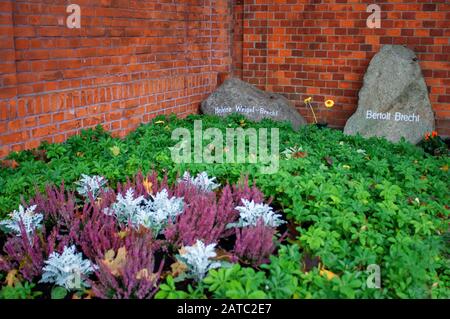 Grave of Helene Weigel and Bertolt Brecht at the The Dorotheenstadt Cemetery, officially the Cemetery of the Dorotheenstadt and Friedrichswerder Paris Stock Photo