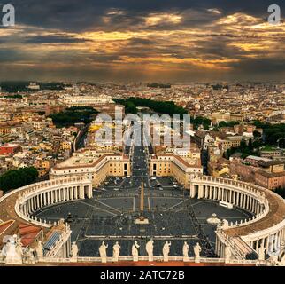 Piazza San Pietro (St Peter Square) at sunset in Vatican City, Rome, Italy Stock Photo