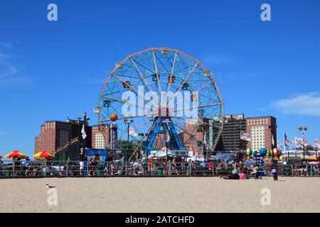 Beach, Boardwalk, Denos Wonder Wheel, Amusement Park, Coney Island, Brooklyn, New York City, USA Stock Photo
