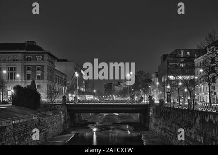 VIENNA, AUSTRIA - Dec 20, 2019: A greyscale shot of a beautiful cityscape with a bridge and high rise buildings in Venice Italy at night Stock Photo