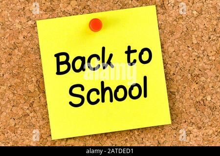 closeup post it note on corkboard with back to school message on it Stock Photo
