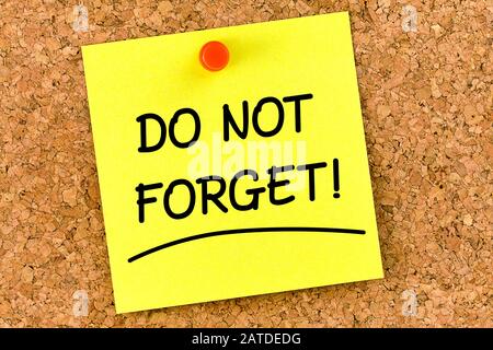closeup post it note on corkboard with do not forget message on it Stock Photo