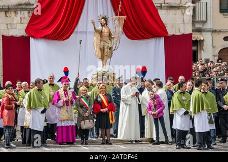 Bishop Michele Fusco, clergy and officials at Risen Christ figure, at Madonna che Scappa celebration on Easter Sunday in Sulmona, Abruzzo, Italy Stock Photo