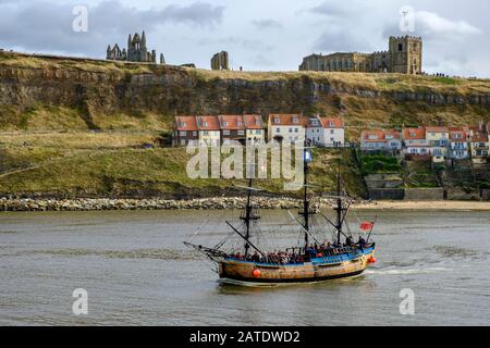 The Bark Endeavour (a replica of Captain James Cook's HMS Endeavour) leaves Whitby harbour, North Yorkshire, England Stock Photo