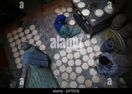 Manfalut, Egypt. 29th Jan, 2020. A picture provided on 02 February 2020 shows women baking Sun Bread, known in local dialect as 'Eish Shamsi', a thick sourdough bread made from wheat flour that has a popularity in the provinces of Upper Egypt, at the 'Al Hawatkah' village, located in the perimeter of the city of Manfalut. Credit: Lobna Tarek/dpa/Alamy Live News Stock Photo