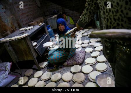 Manfalut, Egypt. 29th Jan, 2020. A picture provided on 02 February 2020 shows women baking Sun Bread, known in local dialect as 'Eish Shamsi', a thick sourdough bread made from wheat flour that has a popularity in the provinces of Upper Egypt, at the 'Al Hawatkah' village, located in the perimeter of the city of Manfalut. Credit: Lobna Tarek/dpa/Alamy Live News Stock Photo