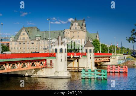 Szczecin, West Pomeranian Province, Poland. Long Bridge (former Hanza Bridge) over the Odra river, the Custom Office building in the background. Stock Photo