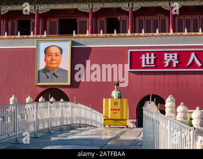 Guard at Forbidden City gate, Tiananmen Square, Beijing, People's Republic of China Stock Photo