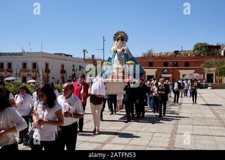 Oaxaca de Juarez, Mexico. February 2nd, 2020. As per Mexican tradition on Día de la Candelaria (Candlemas) people dress up images of the Christ Child in special outfits and officially present them to church to be blessed. At a special Eucharist for the event at Santo Domingo de Guzmán church, a procession with candles, the Christ Child and the Virgin Mary enters the church. The day is celebrated by the Catholic church as the feast of the Purification of the Virgin or alternatively, as the Presentation of Jesus at the Temple. Credit: meanderingemu/Alamy Live News Stock Photo