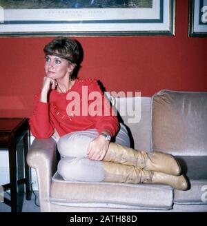 Die britisch-australische Sängerin Olivia Newton-John posiert für ein Foto in ihrem Wohnzimmer, Deutschland 1980. The british-australian Singer Olivia Newton-John is portrayed on a photo, Germany 1980. Stock Photo
