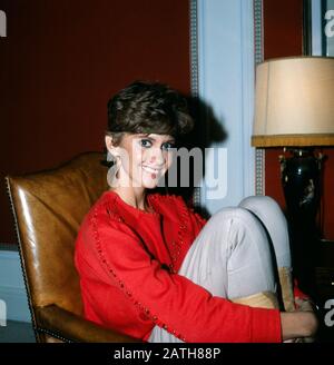 Die britisch-australische Sängerin Olivia Newton-John posiert für ein Foto in ihrem Wohnzimmer, Deutschland 1980. The british-australian Singer Olivia Newton-John is portrayed on a photo, Germany 1980. Stock Photo