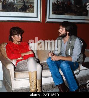 Die britisch-australische Sängerin Olivia Newton-John posiert für ein Foto in ihrem Wohnzimmer bei einem Interview, Deutschland 1980. The british-australian Singer Olivia Newton-John is portrayed on a photo while beeing interviewed, Germany 1980. Stock Photo