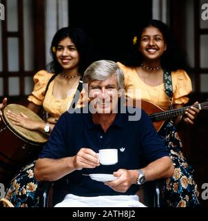 Der deutsche Schauspieler Siegfried Rauch mit einer örtlichen Band, Sri Lanka 1986. The german actor Siegfried Rauch with a local band, Sri Lanka 1986. Stock Photo