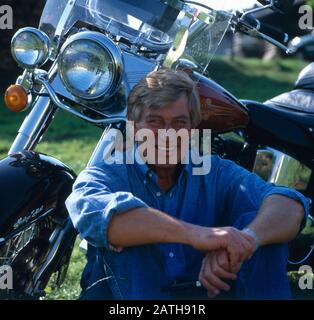 Der deutsche Schauspieler Siegfried Rauch porträtiert mit seinem Motorrad, Deutschland 1980. The german actor Siegfried Rauch is portrayed with his motorbike, germany 1980. Stock Photo