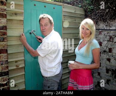 Vic Reeves does his community service for drink driving at St Hillary's Hall, Maidstone, Kent  09.06.05 Wife Nancy Sorrell brings Vic a cup of tea. Stock Photo