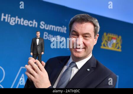 Munich, Germany. 03rd Feb, 2020. Garching. 3rd Feb, 2020. Markus SOEDER (Minister President Bavaria and CSU Chairman) thinks of a 3D figure. At the invitation of Prime Minister Dr. Markus Soeder meet experts in the field of future technologies for high-tech Sumwith Bayern.KI, Künstliche Intelligenz. On February 3rd, 2020 Technical University Munich (TUM) in Garching. Credit: dpa/Alamy Live News Credit: dpa picture alliance/Alamy Live News Stock Photo