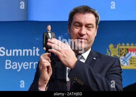 Munich, Germany. 03rd Feb, 2020. Garching. 3rd Feb, 2020. Markus SOEDER (Minister President Bavaria and CSU Chairman) thinks of a 3D figure. At the invitation of Prime Minister Dr. Markus Soeder meet experts in the field of future technologies for high-tech Sumwith Bayern.KI, Künstliche Intelligenz. On February 3rd, 2020 Technical University Munich (TUM) in Garching. Credit: dpa/Alamy Live News Credit: dpa picture alliance/Alamy Live News Stock Photo