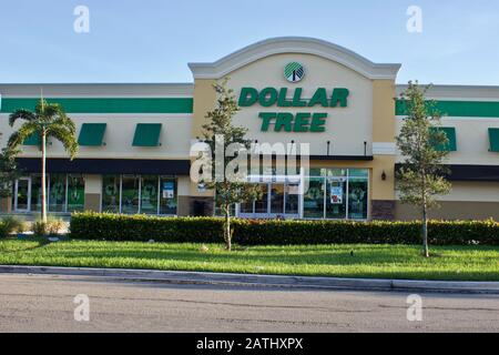 8/25/2019 Miami Florida-Dollar Tree brick and mortar store, a chain of discount variety stores that sells items for $10 or less. Stock Photo