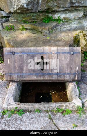 Open Spring Well Open spring water well in a village in India Stock Photo - Alamy