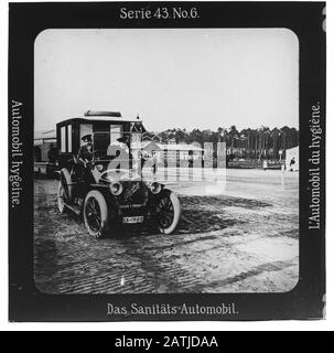 Projection für Alle: Serie 43 Flugtage in Johannisthal. Nr 6. Das Protos Sanitäts-Automobil. - Die Firma „Projection für Alle“ wurde 1905 von Max Skladanowsky (1861-1939) gegründet. Sie produzierte bis 1928 fast 100 Serien zu je 24 Glasdias im Format 8,3 x 8,3 cm im sog. Bromsilber-Gelatine-Trockenplatten Verfahren. Die Serien umfassten vor allem Städte, Länder, Landschaften aber auch Märchen und Sagen, das Alte Testament und den Ersten Weltkrieg. Stock Photo