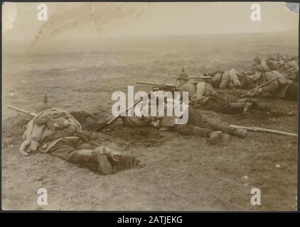 Description: German soldiers during an exercise in the Date field ...
