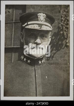 Scenes of the arrival of US destroyer flottilla in British waters Description: Rear Admiral William S. Sims USA Commanding US Naval Forces in British waters Annotation: The arrival of the US destroyer fleet British waters. Portrait of Rear-Admiral William Sowden Sims Night, commander of the US Navy in UK waters Date: {1914-1918} Keywords: commanders, first world war, fleets Person Name: W. S. Sims Stock Photo