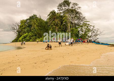 Beach activities on a remote Island close to Bougainville Stock Photo