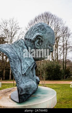 Bronze statue by Oscar Nemon of Sir Winston Churchill in the grounds of Blenheim Palace, Oxfordshire, UK on 2 February 2020 Stock Photo
