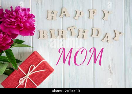 25,800+ Happy Birthday Mom Stock Photos, Pictures & Royalty-Free Images -  iStock | Happy birthday mom card, Happy birthday mom letters