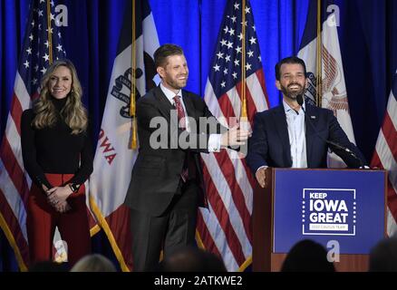 Des Moines, United States. 03rd Feb, 2020. President Donald Trump's son Eric (C) welcomes brother Donald, Jr. to the microphone as his wife Lara Trump looks on at a Keep Iowa Great news conference, in Des Moines, Iowa, Monday, February 3, 2020. Iowa's voters head to their first-in-the-nation caucuses today to argue for their 2020 Democratic presidential choice. Photo by Mike Theiler/UPI Credit: UPI/Alamy Live News Stock Photo