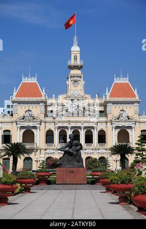 Peoples Committee Building, City Hall, Hotel de Ville, Ho Chi Minh Statue, Ho Chi Minh City, Saigon, Vietnam, Asia Stock Photo