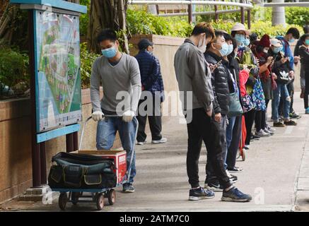 Hong Kongers wearing surgical masks during the Wuhan Corona Virus ...