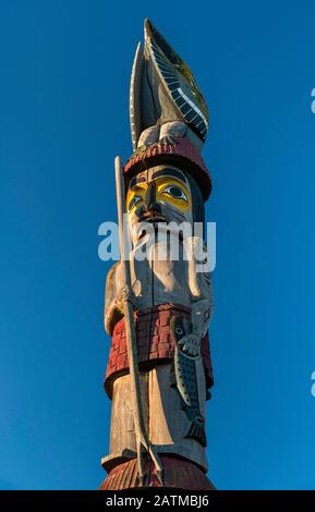 Fisherman, thunderbird, Knowledge Totem, 1990, carved by Cowichan artists, near Parliament Building in Victoria, Vancouver Is, British Columbia Canada Stock Photo