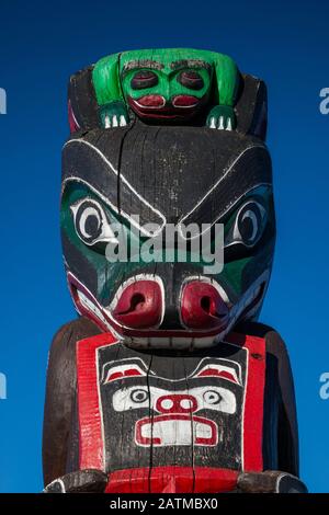 Figure of bear, frog on top, Kwakiutl Bear Pole, 1966, by Kwawkewlth Tribe carver Henry Hunt, Victoria, Vancouver Island, British Columbia, Canada Stock Photo