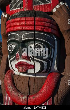 Detail of Kwakiutl Bear Pole, 1966, by Kwawkewlth Tribe carver Henry Hunt, in Victoria, Vancouver Island, British Columbia, Canada Stock Photo