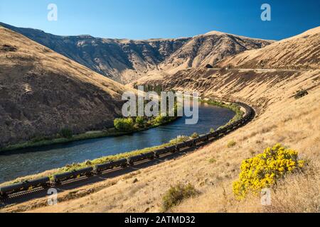 Freight train in Yakima River Canyon, Columbia Plateau, near Yakima, Washington state, USA Stock Photo