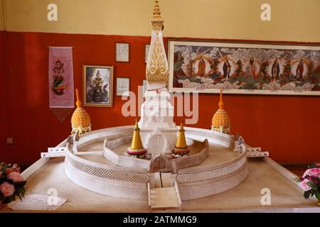 Inner view of the Thai Temple, the Hinayana Buddha temple at Sarnath with the statue of Lord Buddha & others. Stock Photo