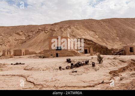 Buildings of the abandoned and dilapidated surface water collecting and treatment plant in Khafs Daghrah, Saudi Arabia Stock Photo