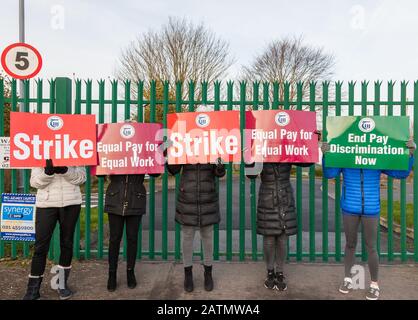 Carrigaline, Cork, Ireland. 04th February, 2020. Members of the teachers Union of Ireland on the picket line at the Community School in Carrigaline, Co. Cork as part of the one day strike at second level schools and colleges of  further and adult education in Co. Cork.- Credit; David Creedon / Alamy Live News Stock Photo
