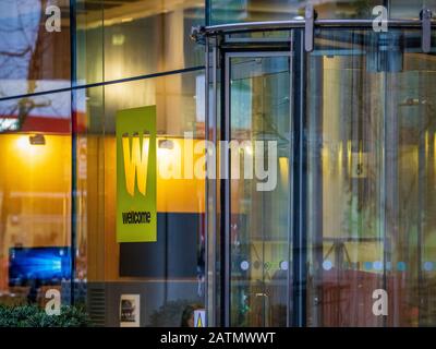 Wellcome Trust HQ - Headquarters of the Wellcome Trust in the Gibbs Building at 215 Euston Road London Stock Photo