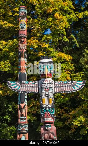 Thunderbird House Post, replica of early 1900s totem pole, carved in 1987 by Tony Hunt, and Sky Chief Pole, 1988, by Tim Paul and Art Thompson, at Sta Stock Photo